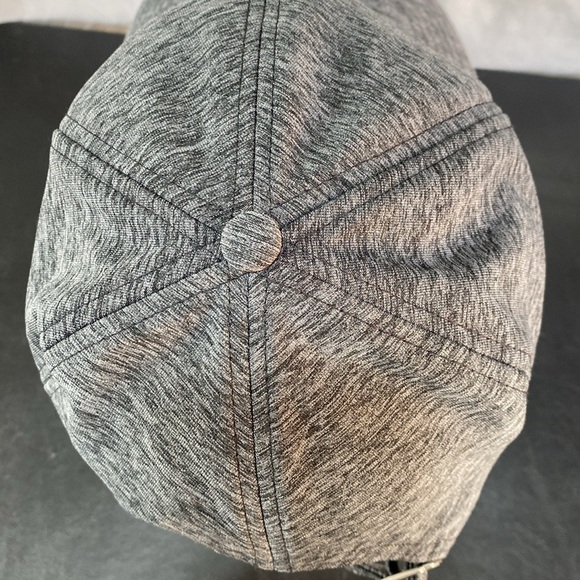 Woman’s Under Armour Black & Gray Heathered Look Adjustable Sports Baseball Hat. - Picture 4 of 9